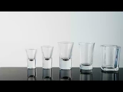 Pequeno copo de licor com forma redonda e construção para sorvetes satisfatórios