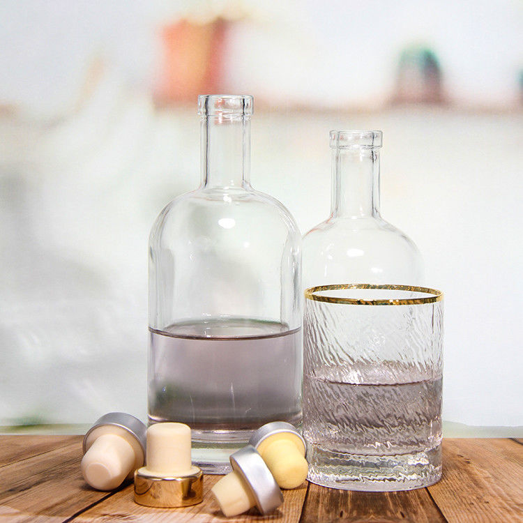 Em estoque 750ml Transparente Whiskey Spirits Glass Liquor Bottle With Cork